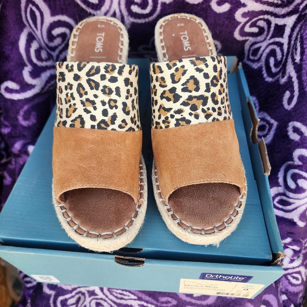 NEW TOMS WEDGE SIZE 9 LEOPARD AND SUEDE  ORTHOLITE INSOLE